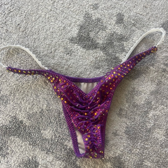 Competition Bikini - Picture 4 of 11